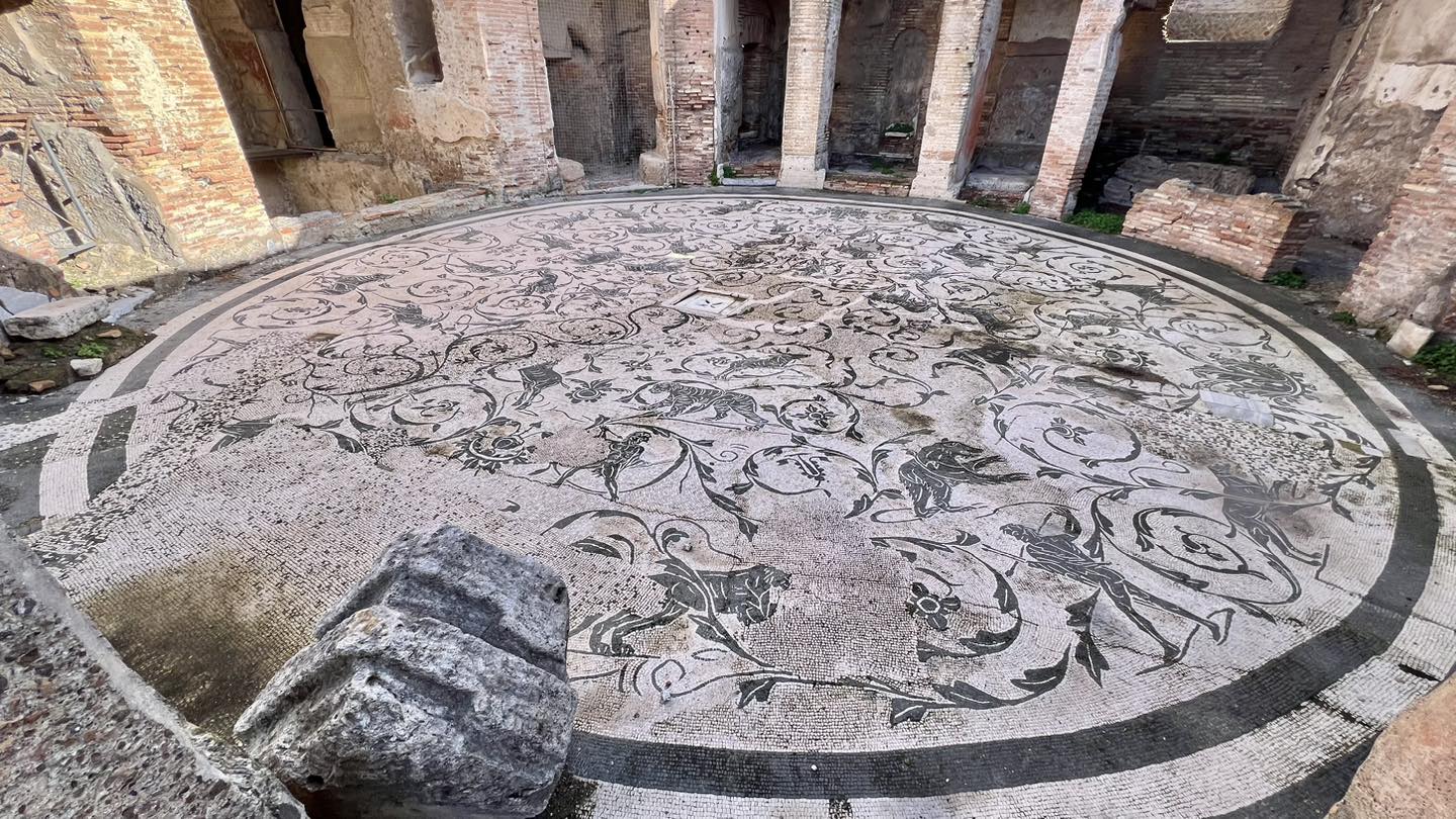 Ostia Antica, le Terme dei Sette Sapienti: il sorriso tra mosaici e ironia